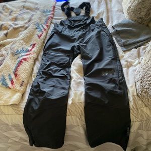 Never worn, Helly Hansen womens powder queen bib.